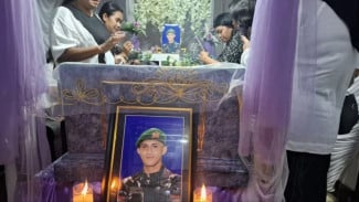 Jenazah Prada Lucky Dikebumikan Secara Militer, Tangisan Memenuhi Pemakaman di Kupang