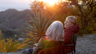 Bukan Anti-sosial, Ini Alasan Ilmiah Mengapa Kita Lebih Selektif saat Menua