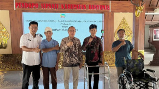 Aksi Nyata! Bupati Sadewo Serahkan 34 Alat Bantu Bagi Penyandang Disabilitas
