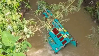 Evakuasi Truk yang Laka Terjun Bebas di Sungai Bawah Jembatan Joho Banjarnegara