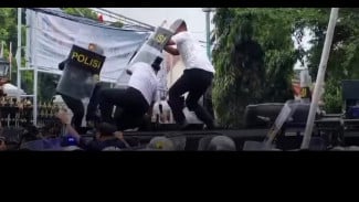 Ricuh! Kondisi Aksi Demo di Pati Memanas, Massa Lempar Batu dan Botol ke Kantor Bupati