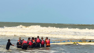 Kapal Nelayan Terbalik di Perairan Teluk Penyu Cilacap, Tim SAR Gerak Cepat Evakuasi
