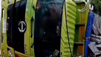 Truk Bermuatan Herbel Terguling di Rawalo Banyumas, Diduga Pengemudi Ngantuk dan Jalanan Licin