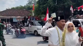 Unik! Momen Sepasang Pengantin Sedang Foto Pernikahan di Tengah Aksi Demo Pati