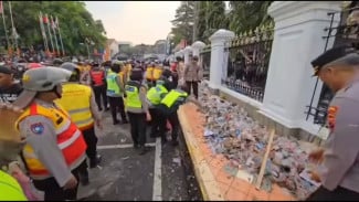 Sigap! Usai Aksi Demo di Pati, Polisi dan Polwan Gotong-Royong Bersihkan Sampah Berserakan