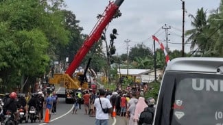 Proses Evakuasi Truk yang Laka Terjun Bebas ke Sungai di Jl Raya Joho - Bawang, Banjarnegara