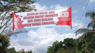 Geger! Potret Spanduk Berteriak pada Jalan Rusak di Cikalong Gumelar, Banyumas