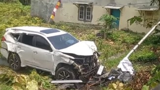 Ringsek! Kecelakaan Tunggal Mobil Pajero Masuk ke Lahan Cabai di Pekaja, Banyumas
