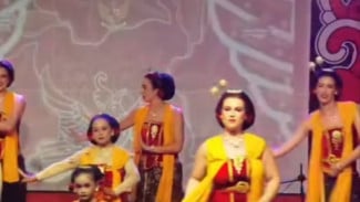 Geger! Bule Asal Belgia Menari dalam Pagelaran Budaya di Lapangan Kemutug Lor Baturraden