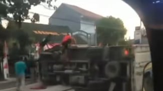 Sebuah Truk Box Terguling di Ulujami Pemalang, Diduga Hantam Pembatas Jalan