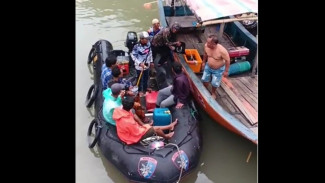 Rumpon Hancur Diterjang Badai, Satpolairud Evakuasi 6 Pemancing di Morodemak