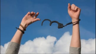 Bripda Alvian Maulana Dipecat Polisi, Buron Usai Membakar Kekasihnya di Indramayu