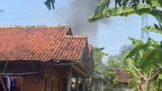 Warga Berlarian Bantu Kebakaran Rumah Asal Desa Wonorejo Pekalongan, Diduga Api Bersumber dari Kompor