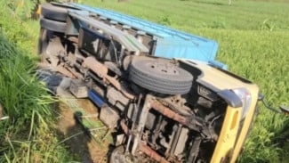 Truk Terguling di Raya Tanjunganom Rakit - Banjarnegara, Pengendara Melintas Harap Hati-Hati