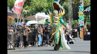Turis Jerman Kagum dengan Jepara Art Carnival 2025: Lebih Menarik dari Eropa