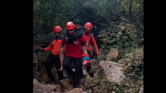 Drama di Gunung Sindoro! Pendaki Pangandaran Dievakuasi Tim SAR Gabungan Temanggung Usai Terpeleset di Pos 3