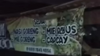 Geger Tabrak Lari! Mobil Seruduk Gerobak Nasi Goreng di Jalan Sidodadi Pekalongan
