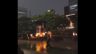 Demo Tolak Kenaikan Gaji DPR di Slipi Ricuh, Motor dan Pos Polisi Dibakar