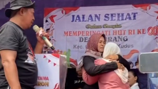 Momen Haru Seorang Ibu Dapat Doorprize Voucher Umroh saat Jalan Sehat HUT RI ke-80 di Kudus
