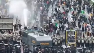 Ricuh! Aksi Demo Tolak Tunjangan DPR Semakin memanas, Massa Bersitegang dengan Polisi