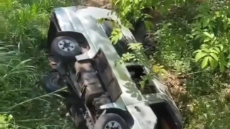 Laka Tunggal, Mobil Isuzu Elf Hilang Kendali Masuk Sungai di Jalan Jepara-Keling