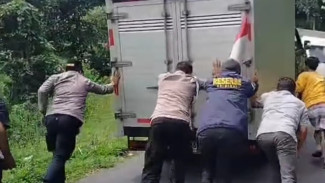 Satu unit Mobil Box Muatan Mineral Gagal Nanjak Di Tanjakan Ngleses Batang, Aksi Polisi Langsung Dorong