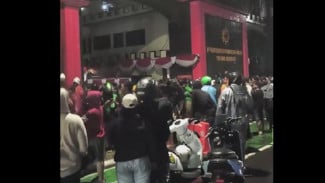 Tangis Kapolri Pecah di Depan Keluarga Ojol Affan Kurniawan yang Terlindas Baracuda, Janji Usut Tuntas Kasus Brimob