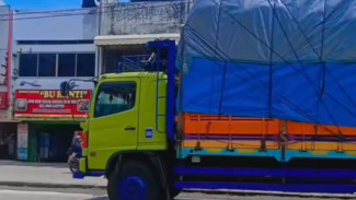 Satu Unit Truk Alami Trouble As Patah di Jl. KH. Mansyur Selatan, Pekalongan, Jalanan Tersendat