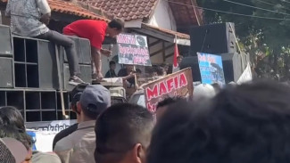 Kecewa Memuncak! Warga Kompak Lakukan Aksi Demo Menggeruduk Kantor Sekretaris Desa Proto, Pekalongan