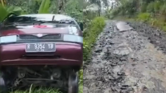 Insiden Mobil Minibus Terperosok di Jalan Desa Petuguran Punggelan, Diduga Jalan Rusak dan Licin