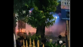 Heboh! Ojol Purwokerto Turun Tangan Bersihkan Alun Alun Pascademo Ricuh