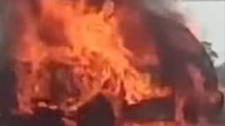 Baru Saja! Kebakaran Hebat Mobil Pick Up di Pinggir Jalan Sokaraja Banyumas, Kendaraan Ludes Dilahap Api