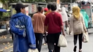 Dampak Aksi Demo, Bupati Sadewo Berikan Tali Asih untuk PKL di Alun-alun Purwokerto