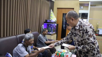 Bupati Sadewo Serahkan Bantuan untuk Tukang Sol Sepatu Terdampak Demo di Alun-alun Purwokerto