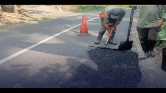 Perbaikan Jalan dengan Tambal Lubang di Ruas Jalan Karangbawang-Gumelar