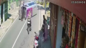 Tegang! Beredar CCTV Detik-Detik Insiden Mobil Elf Terguling di Belik, Pemalang