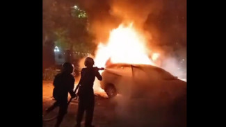 Ricuh di Semarang: Massa Bakar Mobil di Halaman Kantor Gubernur Jateng