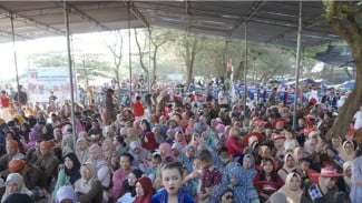 Grebeg Rolasan Mewah di Pantai Mliwis Kebumen: Ribuan Warga Rebut Gunungan Hasil Bumi!
