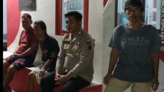 Jaga Keamanan Lingkungan, Polsek Kebumen Sapa Warga Ronda Malam di Pos Kamling Gang Mangga