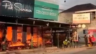 Warung Bakso dan Mie Ayam Pak Sariman Kroya Cilacap Kebakaran, Api Diduga Berasal dari Kompor