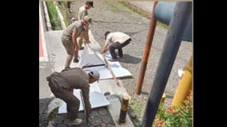 PKL Nekat Berjualan Lagi di Alun alun Purbalingga Meski Kucing kucingan dengan Satpol PP