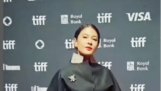 Simbol One Piece di Busana Dian Sastrowardoyo Jadi Sorotan di Pemutaran Perdana The Fox King di TIFF 2025