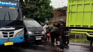 Pengendara Sepeda Motor Terpeleset Diduga Kaget Hindari Truk Mogok di Tegalsari, Batang