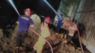 Kebakaran Cerobong Pembuangan Serbuk kayu Sisa Hasil Pengolahan di Ajibarang, Damkar Banyumas Evakuasi