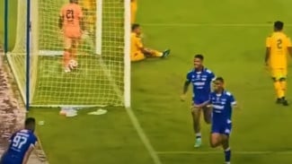 Persib Vs Persebaya di GBLA Terhenti Hujan Deras, Gol Uilliam Barros Bawa Maung Bandung Unggul 1-0