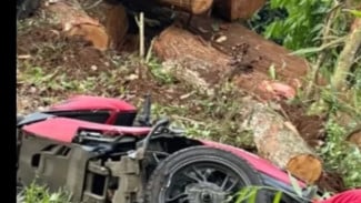Diduga Hilang Kendali! Truk Terguling di Tersono Batang, Timpa Pengendara Sepeda Motor