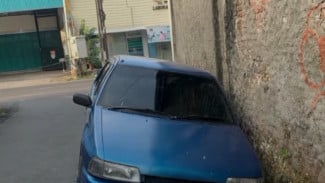 Damkar Banyumas Evakuasi Sebuah Mobil yang Terperosok dalam Selokan di Purwokerto