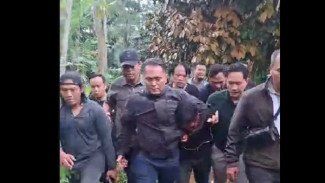 Ratusan Warga Geruduk Polres Wonosobo, Desak Pelaku Pembacokan Serda Rohman Dihukum Mati