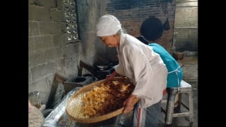 45 Tahun Bertahan! Kisah Mbah Warsi Produksi Emping Melinjo di Magelang Hingga Laris Manis Sampai Yogyakarta