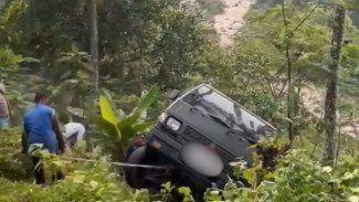 Insiden Tunggal, Mobil Pickup Gagal Nanjak Hingga Masuk Jurang di Tanjakan Ngleses Batang